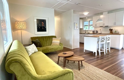 Brisbane Waterfront Cabaña | Kookaburra Cottage on sub-tropical island near Dalpura Beach