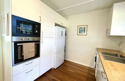 Brisbane Waterfront Cabaña | Kookaburra Cottage on sub-tropical island near Dalpura Beach