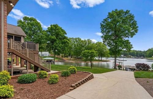 Lake Norman of Catawba Casa | Kool Breeze by AvantStay Boat Ramp Hot Tub