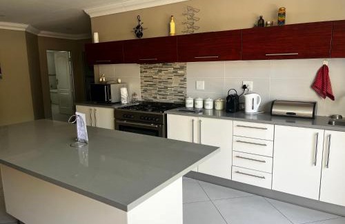 Ekurhuleni Apartamento | Korsmans Retreat - Large Modern Self-Catering Flat