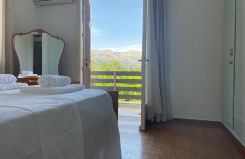Kambos Apartamento | Kouneli's House with Garden