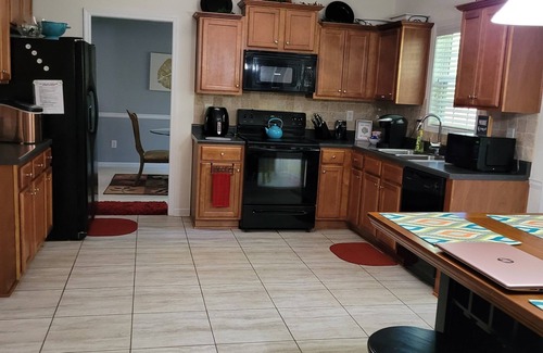 Covington Casa | Kozy Home Away From Home mins from VD Tours , Film, Corps & Major Attractions