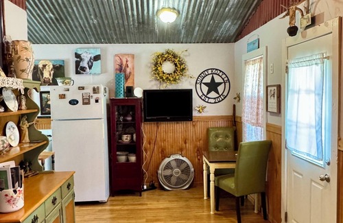 Round Mountain Casa | Kozy Quiet Private Cottage