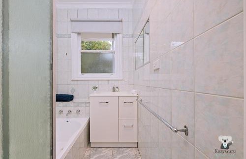 Maidstone Casa | KozyGuru | 3BR Close to Vic Uni & Footscray Hosp