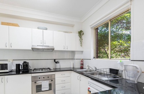 Homebush West Apartamento | KozyGuru | Homebush West | 3-Beds Apt with Parking