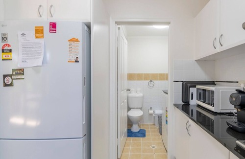 Homebush West Apartamento | KozyGuru | Homebush West | 3-Beds Apt with Parking