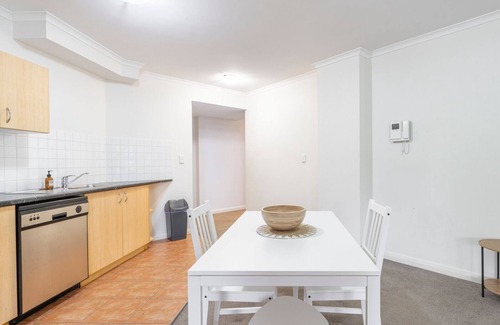 Redfern Apartamento | KozyGuru | Redfern | Cozy Apt near Train Station