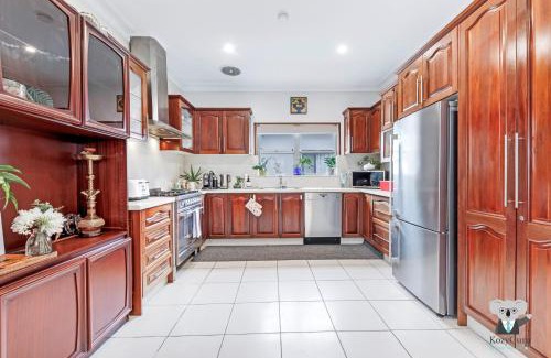 Rockdale Apartamento | KozyGuru | Rockdale | Spacious Modern 2 Bedrooms Holiday Home