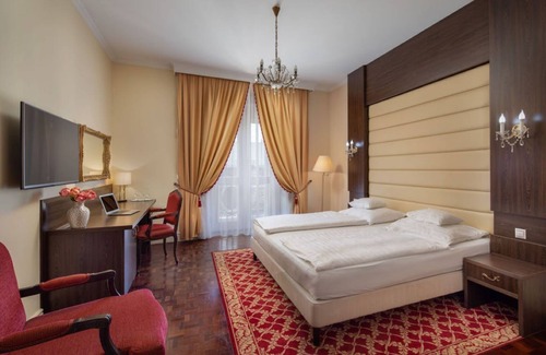 Tata Hotel | Kristály Imperial Hotel