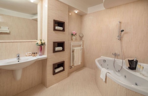 Tata Hotel | Kristály Imperial Hotel