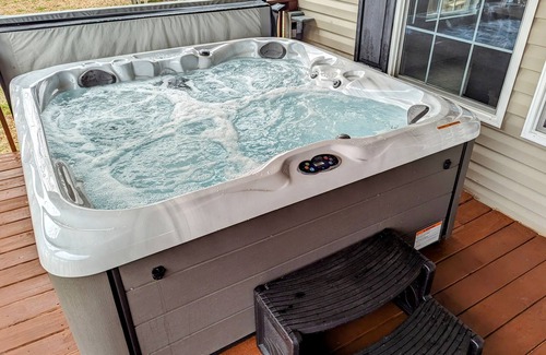 Cross Hill Cabaña | Kristen's Lakeside Retreat with hot tub!
