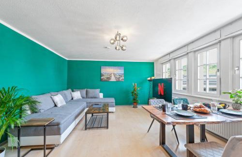 Innenstadt Apartamento | Krone - ES Bhf - 2Zi & 90m2 & 6xPrs - Balkon - 65"TV & Netflix