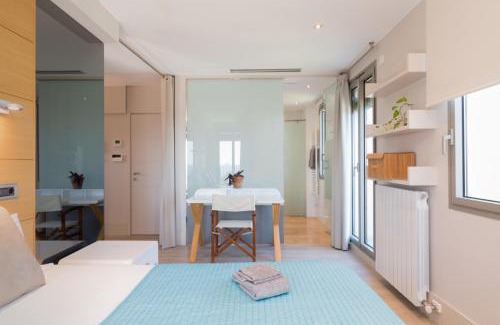 Barceloneta Apartamento | Kronos on the Beach Attic Suite