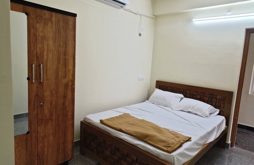 Tiruvannamalai Cabina | Ks rooms near by temple and giripradashan road car parking available