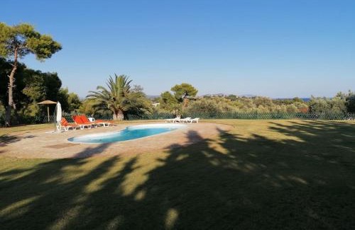 Agii Anargiri Apartamento | Ktima Nafsika - Ground-floor luxury apartment in idyllic estate!