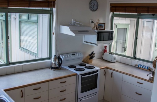 Kuaotunu Casa | Kuaotunu Beachfront - prime location for a great holiday!