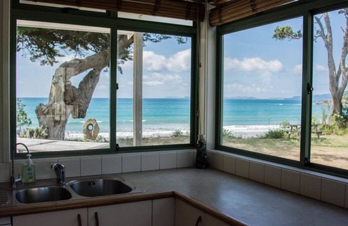 Kuaotunu Casa | Kuaotunu Beachfront - prime location for a great holiday!