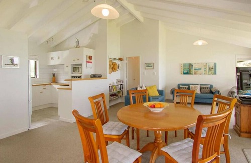 Kuaotunu Casa | Kuaotunu Beachfront - the beach at your door
