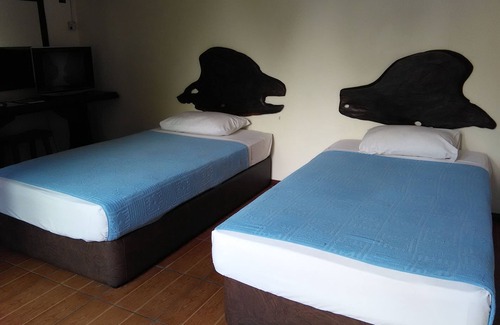 Kampung Lintang Hotel | Kuching Waterfront Lodge
