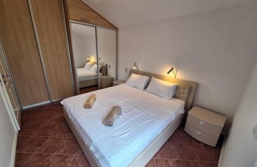 Kumbor Apartamento | Kumbor sunny port with shared pool