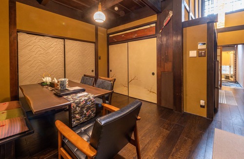 Central Kyoto Villa | Kumo Machiya estadía Sijo: Una gran casa con una larga historia que se alquila en su totalidad