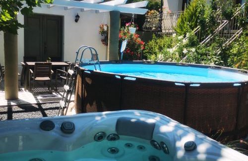 15th District Apartamento | Kúria apartman with private jacuzzi and pool
