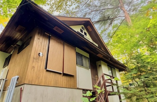 Handeki Onsen Casa | Kusatsu Onsen hot spring bath with free-flowing hot-spring water! 5 minutes by car to Yubatake! Stay in the spacious living room! Indoor barbecue available! All the movies you can watch on TV! High-speed Wi-Fi available! Large number of people possible