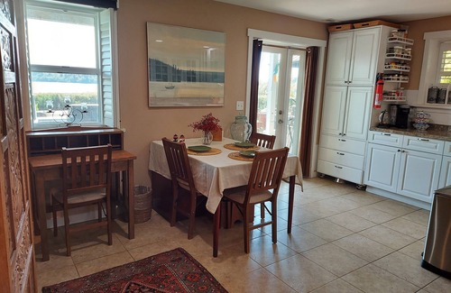 Vashon Island Apartamento | KVI BEACH HOUSE STUDIO! Directly Above Vashon's Favorite Beach!