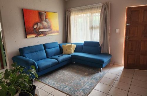 Greater Johannesburg Metropolitan Area Apartamento | KwaSihle on Boundary is a charming 2 bedroomed unit that accommodates 4 people, situated in a peaceful and secure estate.