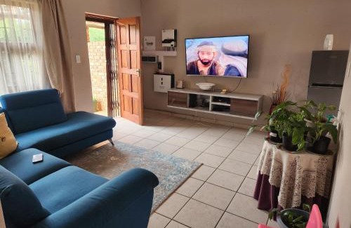 Greater Johannesburg Metropolitan Area Apartamento | KwaSihle on Boundary is a charming 2 bedroomed unit that accommodates 4 people, situated in a peaceful and secure estate.
