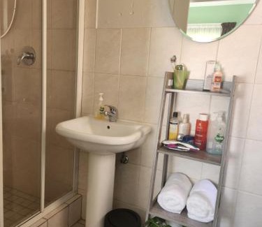 Greater Johannesburg Metropolitan Area Apartamento | KwaSihle on Boundary is a charming 2 bedroomed unit that accommodates 4 people, situated in a peaceful and secure estate.
