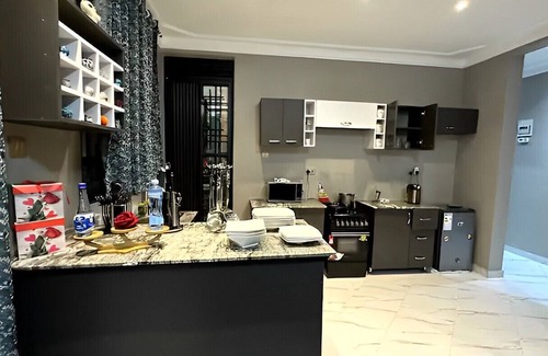 Muyenga Apartamento | Kyanja Executive Suite(w/tv, wifi, Netflix and work station)