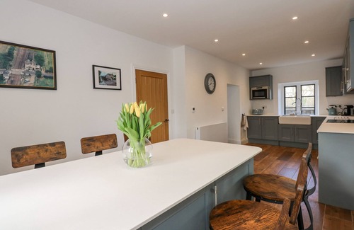 Stamford Cabaña | KYLEMORE RAILWAY COTTAGE, pet friendly, with open fire in Stamford