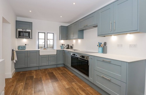 Stamford Cabaña | KYLEMORE RAILWAY COTTAGE, pet friendly, with open fire in Stamford