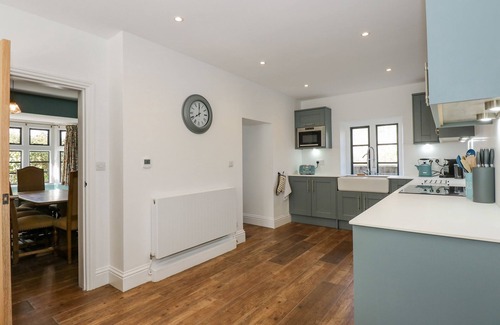 Stamford Cabaña | KYLEMORE RAILWAY COTTAGE, pet friendly, with open fire in Stamford