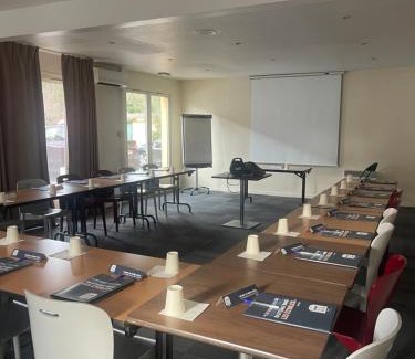 Saint-Jean-de-Vedas Hotel | Kyriad Direct Montpellier Saint Jean De Védas - La Peyrière