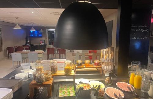 Saint-Jean-de-Vedas Hotel | Kyriad Direct Montpellier Saint Jean De Védas - La Peyrière