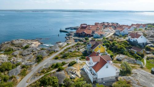 Karingon Apartamento | Lägenhet med havsutsikt & uteplats i vårt hus på Käringön