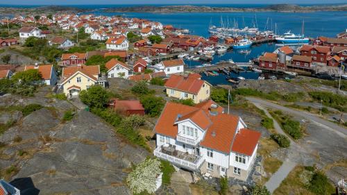 Karingon Apartamento | Lägenhet med havsutsikt & uteplats i vårt hus på Käringön