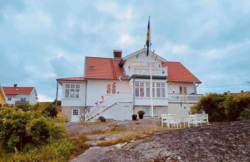 Karingon Apartamento | Lägenhet med havsutsikt & uteplats i vårt hus på Käringön