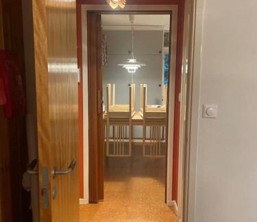 Listarum Apartamento | Lönnekullen, enkel sommarstuga mitt i skogen på Österlen med dusch ute