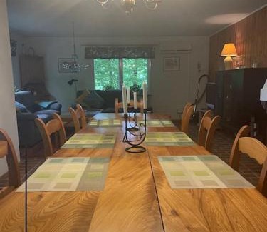 Listarum Apartamento | Lönnekullen, enkel sommarstuga mitt i skogen på Österlen med dusch ute