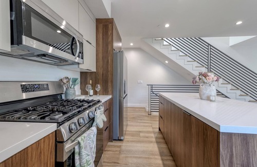 Sherman Oaks Casa | L.A Haven Georgous Townhome Garage Park