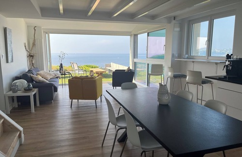 Plougonvelin Casa | "L'Abri côtier", exceptional location on the cliff with 180° sea view.
