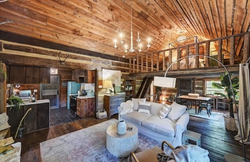 Barium Springs Cabina | L'ancienne Cabine: Waterfront, Historic Log Cabin meets Bohemian Charm