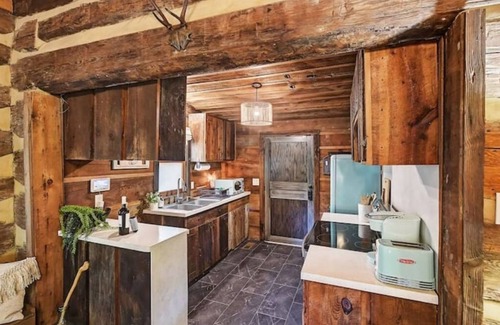 Barium Springs Cabina | L'ancienne Cabine: Waterfront, Historic Log Cabin meets Bohemian Charm
