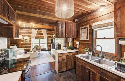 Barium Springs Cabina | L'ancienne Cabine: Waterfront, Historic Log Cabin meets Bohemian Charm