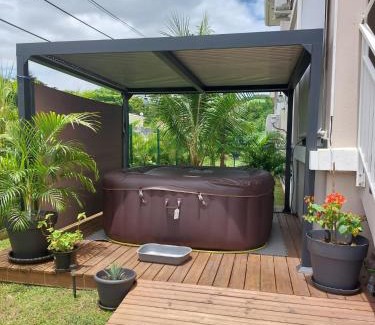 Trois-Ilets Apartamento | L'Anse Plage appartement 2 chambres avec spa à 200 m de la plage, jardin Privé et Parking