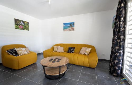 Trois-Ilets Apartamento | L'Anse Plage appartement 2 chambres avec spa à 200 m de la plage, jardin Privé et Parking