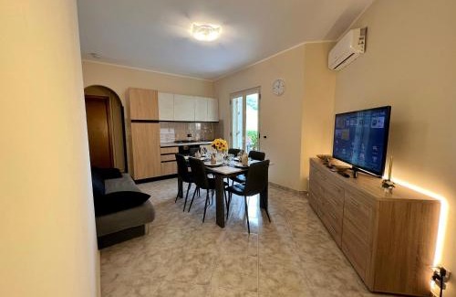 Nocera Scalo Apartamento | L' Antico Scoglio - Appartamenti ricchi di comfort in centro a Nocera Terinese - 4,7 e 11 Ospiti - Piscina - Spiaggia a 300mt - Giardino e Zona pranzo all'aperto - WiFi & SmartTV - Aria Condizionata